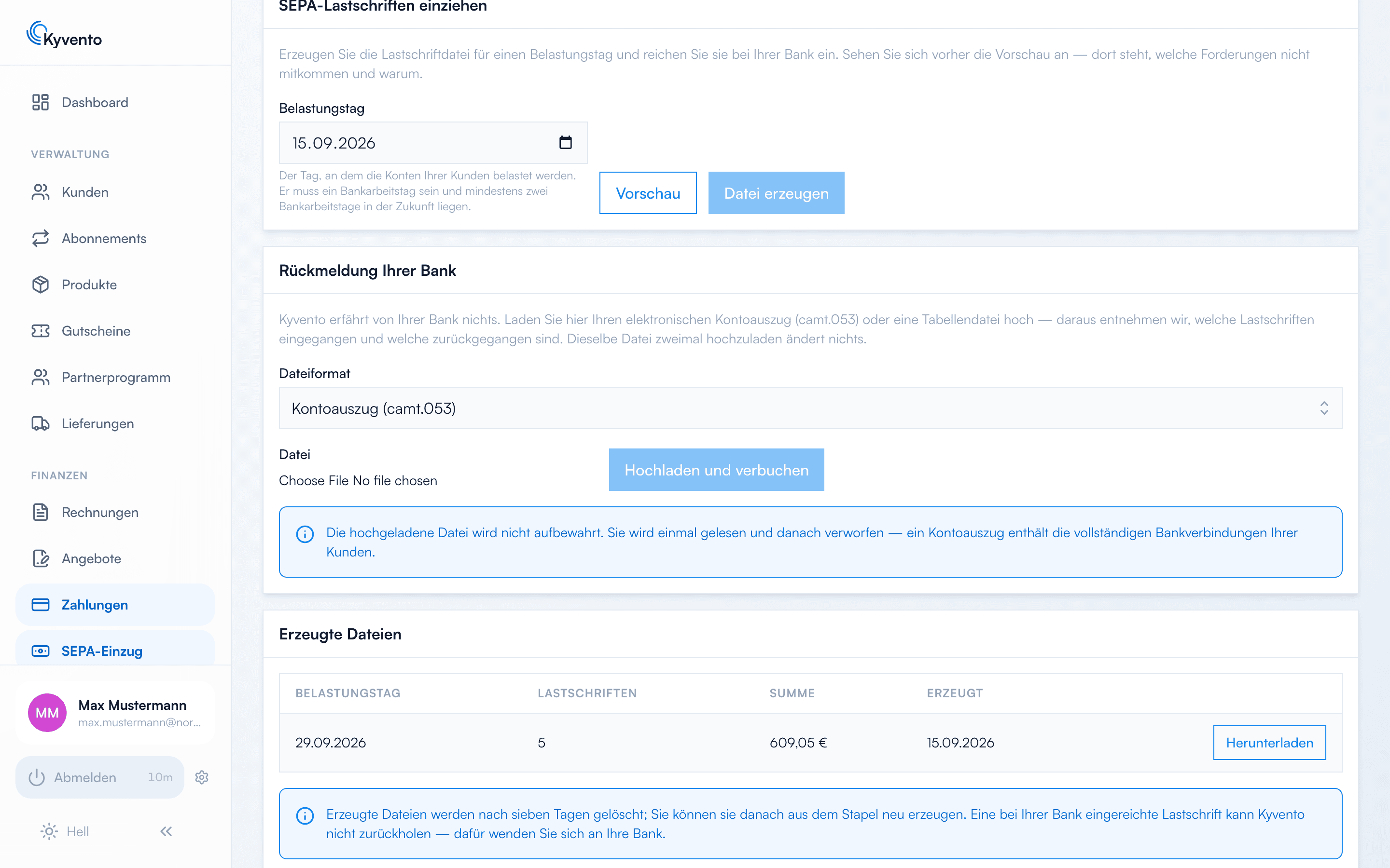 Dieselbe Seite weiter unten: Abschnitt „Rückmeldung Ihrer Bank“ mit Dateiformat und Upload, darunter die erzeugte Datei mit Belastungstag, Anzahl, Summe und Download